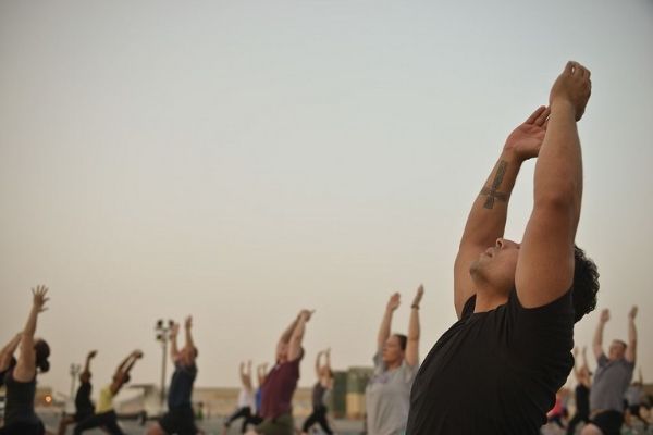 Aumentar la productividad empresarial con yoga al aire libre