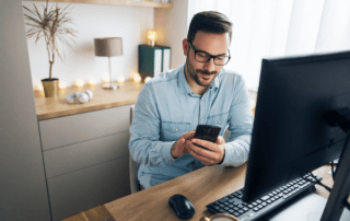 hombre teletrabajando registra jornada loboral